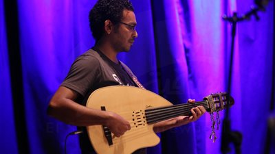 «هاني مصطفى» يغني وسط محبيه في ساقية الصاوي (صور)