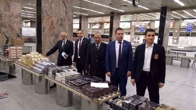 ضبط راكب يمني حاول تهريب كمية من العطور في مطار القاهرة