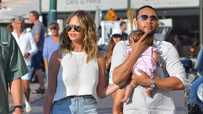 بالصور.. كريسي تيجان وجون ليجند يقضيان إجازتهما بصحبة ابنتهما بفرنسا