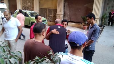 أسرة محمد شرف يتجمعون لتوديعه أمام أحد مستشفيات الإسكندرية (فيديو)