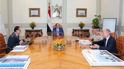 الرئيس السيسى  يلتقي مصطفى مدبولى وكامل الوزير.. يبحث الموقف التنفيذي لإنشاء 256 ألف وحدة سكنية.. يكلف بزيادة الإسكان الاجتماعي إلى 600 ألف شقة.. يؤكد دور الدولة في توفير المساكن الشبابية