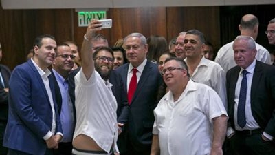 حكاية رسام إسرائيلي شبه «نتنياهو» بالخنزير (صور)