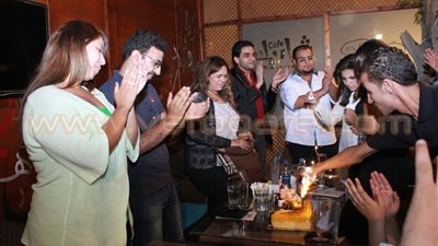 بالصور.. مفاجأة أصدقاء إيناس عز الدين في عيد ميلادها