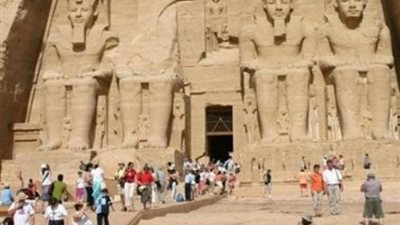 دعوى قضائية ضد وزيرة السياحة لوقف تجديد تراخيص مزاولة المهنة