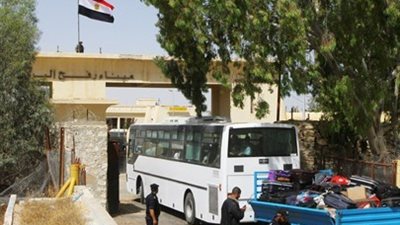 مسئول فلسطيني يزعم: مصر منعت عبور الغزاويين للسفر لـ6 دول