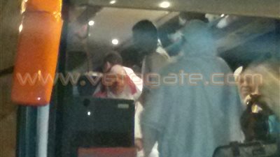 بالفيديو والصور.. حجاج قنا يتزينون بعلم مصر