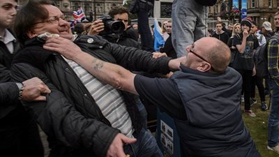 بالفيديو والصور.. اشتباكات بين مؤيدين ومعارضين لنتيجة استفتاء إسكتلندا