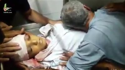 لحظة مؤثرة لفلسطيني مع طفله الشهيد بعد قنصه برصاص الاحتلال ( فيديو)