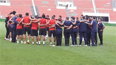 لاعبو الأهلي يقرءون الفاتحة في مران ليلة موقعة الوداد المغربي