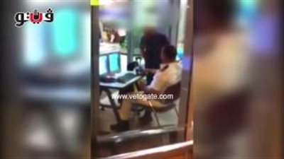 بالفيديو.. لحظة تقاضى أمين شرطة رشوة من مواطن داخل مطار القاهرة