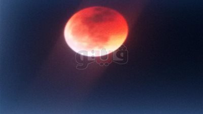 «ليلة غاب فيها القمر» ظاهرة فلكية تابعها المصريون بشغف.. أسرة بالمرج تؤدي صلاة الخسوف بسطح المنزل.. مسجد الحسين يمتلئ بالمصلين.. توافد أهالي أسوان على متحف النيل.. وازدحام شديد أمام برج القا