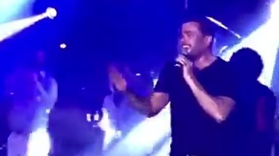 عمرو دياب يغني بـ«لوك» ألبومه الجديد في حفل اليونان (فيديو)