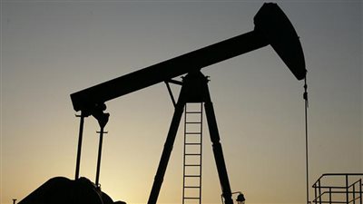 النفط يقترب من 44 دولارا عند أدنى مستوى منذ مايو