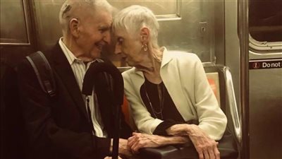 صورة رومانسية لزوجين عجوزين في مترو الأنفاق تشعل الإنترنت