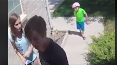 كاميرا ترصد أمانة ثلاثة أطفال عثروا على محفظة (فيديو)