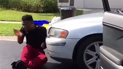 إصابة شاب في حادث خلال تحدي «كيكي» (فيديو وصور)