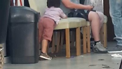 صبي يعتدي على حلاق بسبب تصفيفة شعره (فيديو وصور)