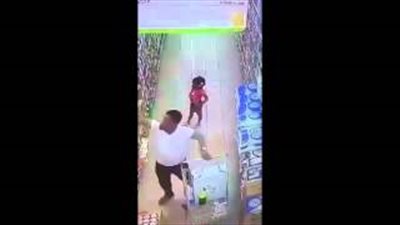 بالفيديو.. شاب يستخدم حيلة ماكرة لسرقة سوبر ماركت في السعودية