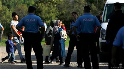 أوائل المهاجرين يدخلون كرواتيا بعد إغلاق حدود المجر