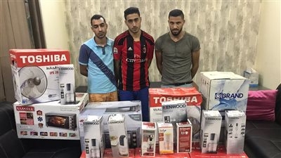 ضبط ٣ عاملين بتهمة سرقة أجهزة كهربائية من معرض في حلوان