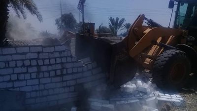 إزالة 8 حالات تعد على أراضى أملاك الدولة بأرمنت في الأقصر