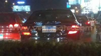 بالصور.. سيارة «مرسيدس» على كوبري أكتوبر تثير أزمة: «ابن مين في مصر»