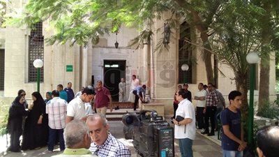 توافد أسرة الفنان الراحل محمد شرف لتشييع جثمانه لمثواه الأخير (صور)