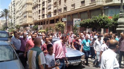 تشييع جثمان الفنان الراحل محمد شرف لمثواه الأخير (فيديو وصور)