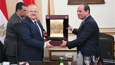 «الخشت» يهدي الرئيس السيسي درع جامعة القاهرة (صور)