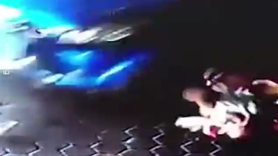 موقف بطولي لرجل أنقذ ابنه من الموت (فيديو)