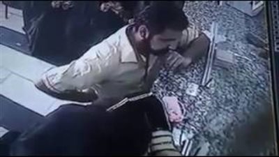 بالفيديو.. رجل يسرق هاتف امرأة بطريقة ماكرة في العراق