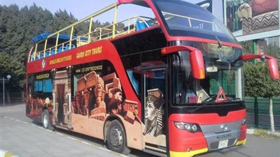 «فرح مصر».. زفاف جماعي بأتوبيس مكشوف يجوب شوارع القاهرة