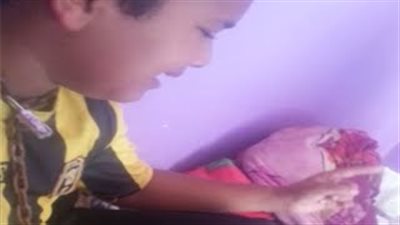 بالفيديو.. أب يعذب ابنه بطريقة بشعة بالسعودية
