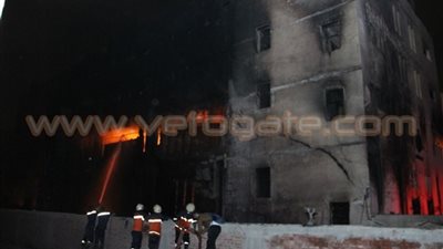 وصول تعزيزات من الدفاع المدنى لموقع حريق «مصنع المعادي»