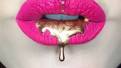 بالصور.. فنانة مكياج تتفنن في «الرسم على الشفاه»