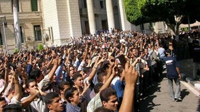 مظاهرة المحظورة بجامعة الزقازيق تشل الطريق العام