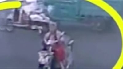 لحظة تعرض امرأة عجوز لحادث دهس مروع (فيديو)