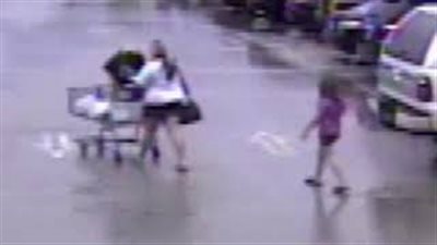 لحظة اعتداء رجل على امرأة أمام أطفالها (فيديو)