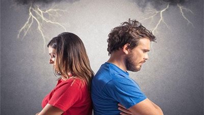 أمراض نفسية يصاب بها المخطوبون.. الغيرة تقتل العلاقة بين الشريكين.. «الشك» إذا امتزج بالوجدان والانفعال يدمر السلامة الشخصية للأفراد.. وإرهاب تجارب السابقين الأخطر