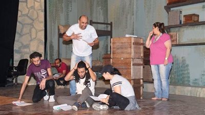 البروفات النهائية لـ«حدث في بلاد السعادة» (صور)