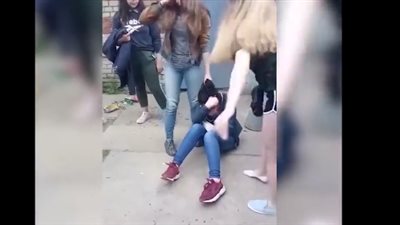 لحظة اعتداء فتيات على أخرى بالضرب المبرح بسبب شاب (فيديو)