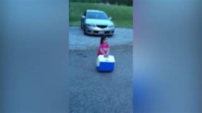 بالفيديو.. موقف طريف لطفلة تصر على حمل حافظة طعام