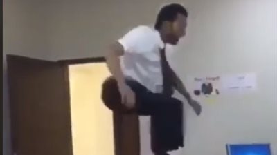 موظف يتعرض لموقف محرج أثناء استعراض مهاراته أمام زملائه (فيديو)