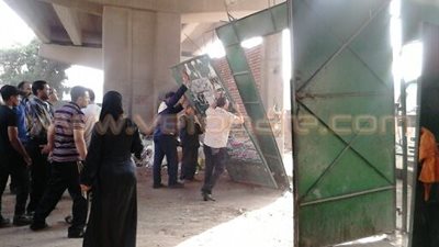 بالصور.. كسر سائق سيارة نظافة الباب الرئيسي لمدرسة مصطفى كامل الابتدائية