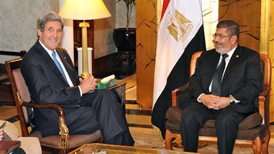 جون كيري عن لقاء مرسي: «أغبى شخص قابلته في حياتي»