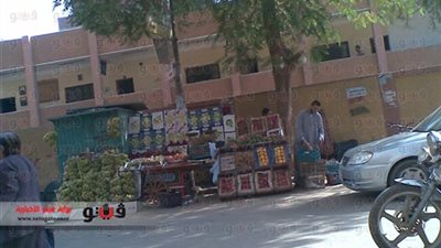 انتشار الباعة الجائلين و«القمامة» أمام مدرسة 