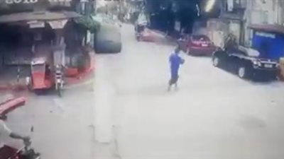 لحظة تعرض سائق دراجة نارية لحادث تصادم مروع (فيديو)