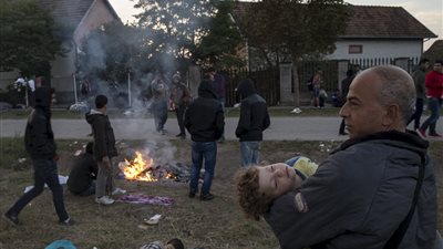 بالفيديو والصور.. المهاجرون يعبرون حقل ألغام للوصول إلى المجر