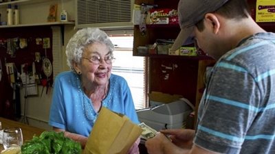 بالفيديو والصور.. أغبى لصوص في العالم.. «بريطاني» يطلب من موظف بنك تحويل مبلغ لحسابه.. عجوز أمريكية تتظاهر بأن السارق صديقها حتى تصل الشرطة.. و«تاجر مخدرات» يسأل قوات الأمن عن صلاح