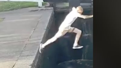 سقوط مروع لشاب حاول القفز من فوق مجرى مائي (فيديو)